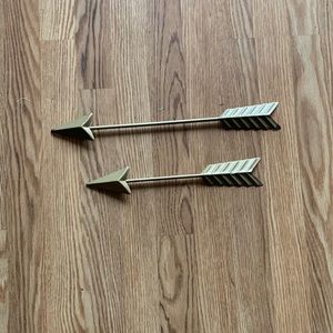 one set of two golden arrows